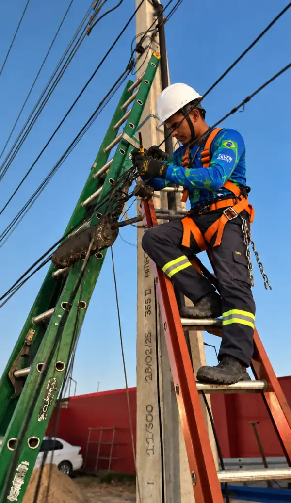 Técnico da Seven trabalhando na rede de internet em Tabatinga